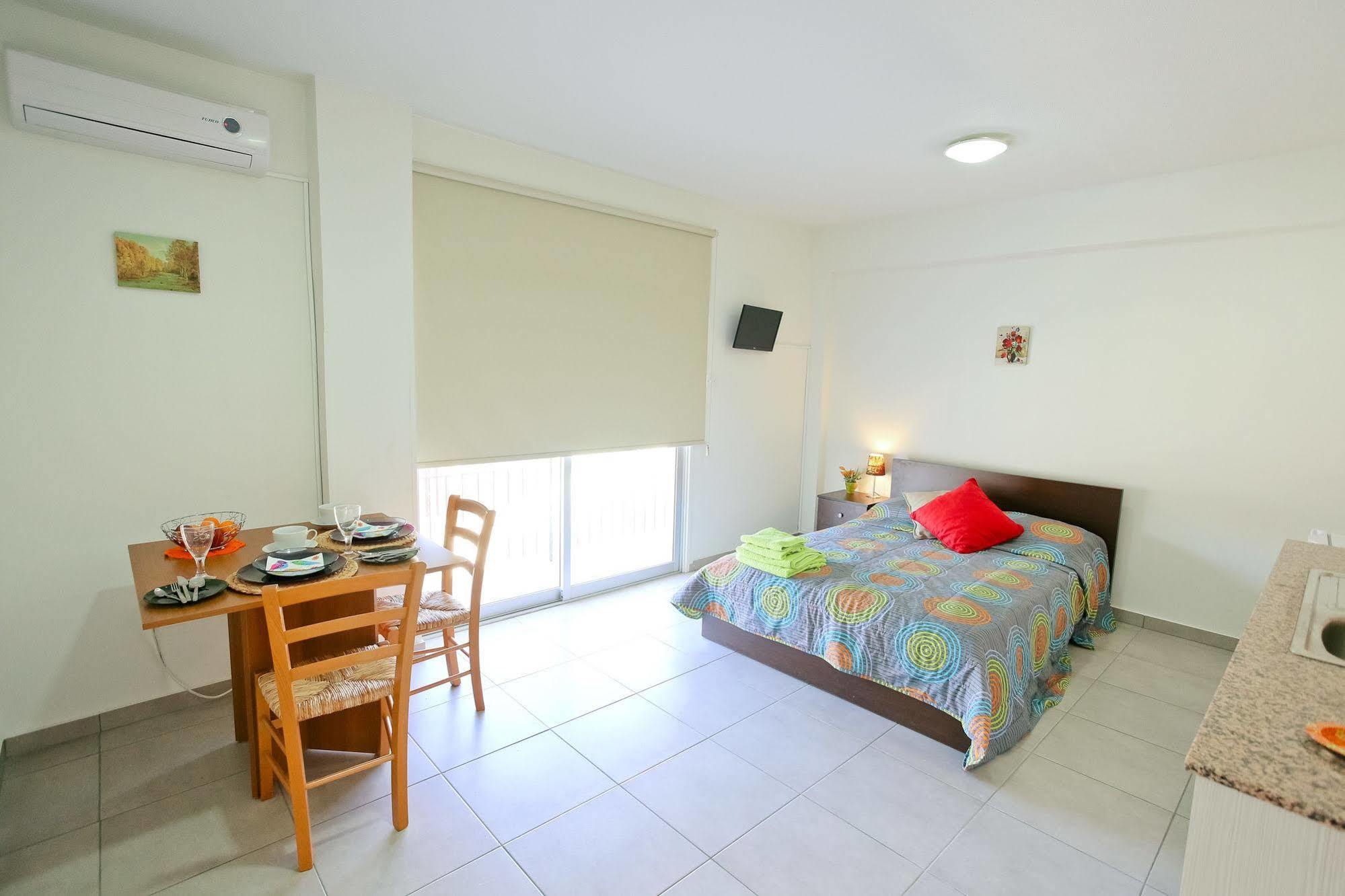 P. Ioannou Flats Apartamento Lárnaca Exterior foto